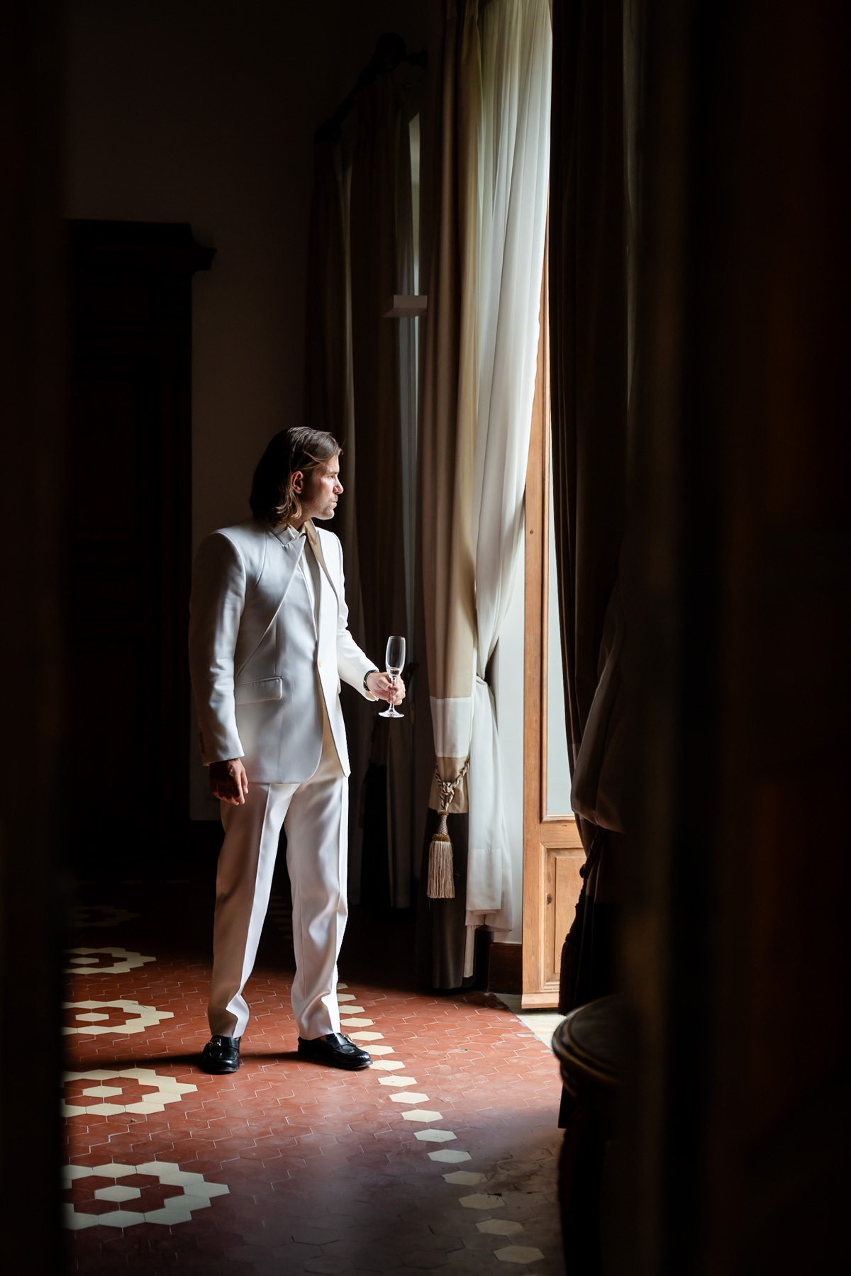 Outdoor wedding celebration in Abruzzo for a Dutch couple seeking Italian romance