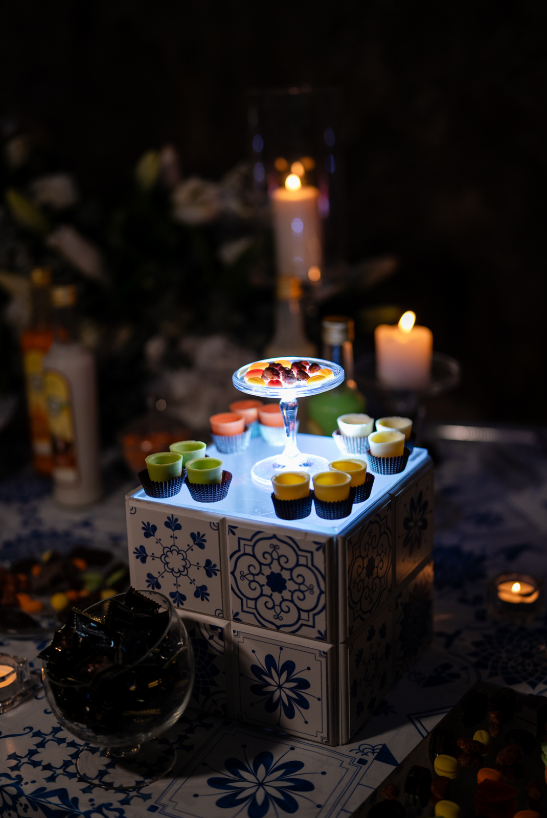 Wedding cake with elegant coastal-inspired decorations in Amalfi